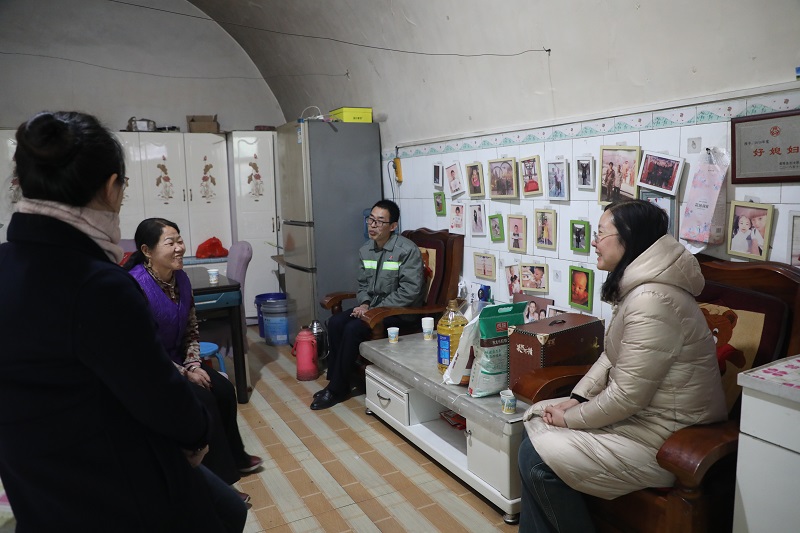 冬日暖陽照人心 點滴關(guān)懷遞溫情——周燕芳到黃陵公司看望慰問困難職工